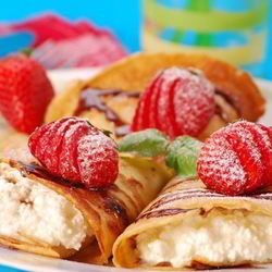 Рецепт Нежных блинчиков с творогом и клубникой