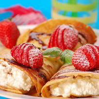 Рецепт Нежных блинчиков с творогом и клубникой