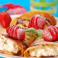 Рецепт Нежных блинчиков с творогом и клубникой