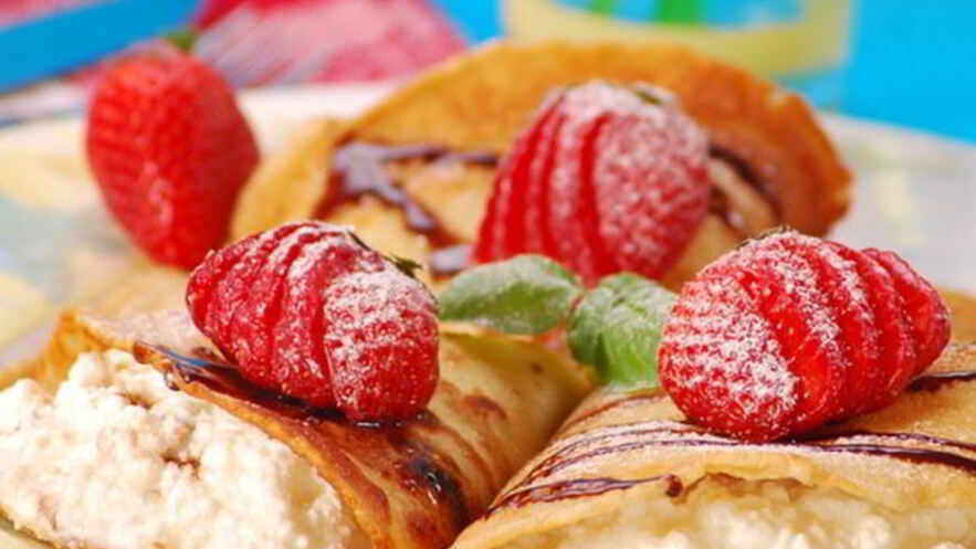 Рецепт нежных блинчиков с творогом и клубникой