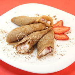 Рецепт Шоколадных блинов с творогом и клубникой