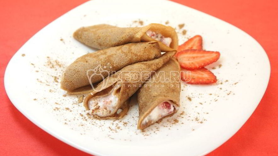 Рецепт шоколадных блинов с творогом и клубникой