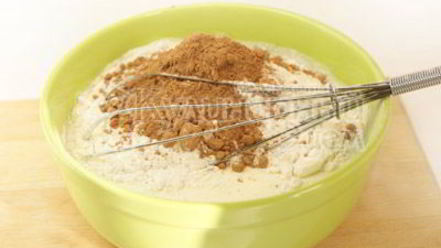 Рецепт шоколадных блинов с творогом и клубникой