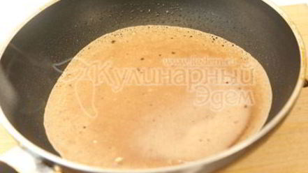 Рецепт шоколадных блинов с творогом и клубникой