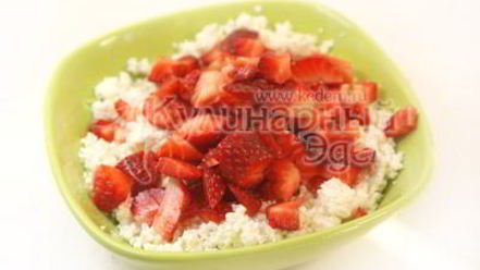 Рецепт шоколадных блинов с творогом и клубникой