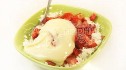 Рецепт шоколадных блинов с творогом и клубникой