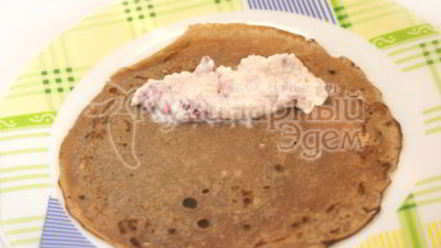 Рецепт шоколадных блинов с творогом и клубникой