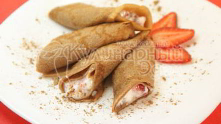 Рецепт шоколадных блинов с творогом и клубникой