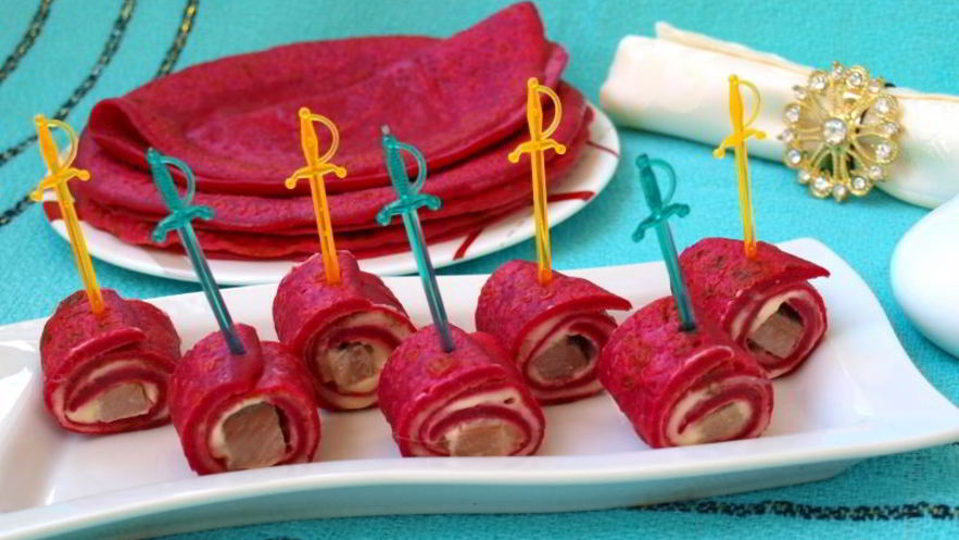 Рецепт свекольных блинчиков с сельдью и сливочным сыром