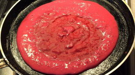 Рецепт свекольных блинчиков с сельдью и сливочным сыром