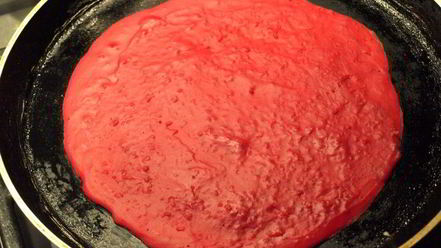 Рецепт свекольных блинчиков с сельдью и сливочным сыром