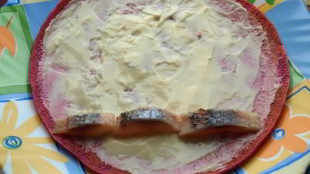 Рецепт свекольных блинчиков с сельдью и сливочным сыром