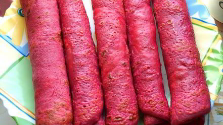 Рецепт свекольных блинчиков с сельдью и сливочным сыром