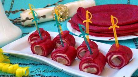 Рецепт свекольных блинчиков с сельдью и сливочным сыром