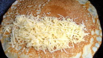 Рецепт тонких блинчиков с сырной прослоечкой