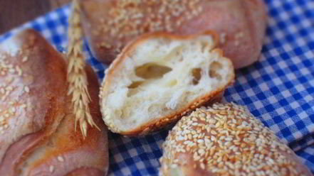 Рецепт булочек на йогурте с кунжутом