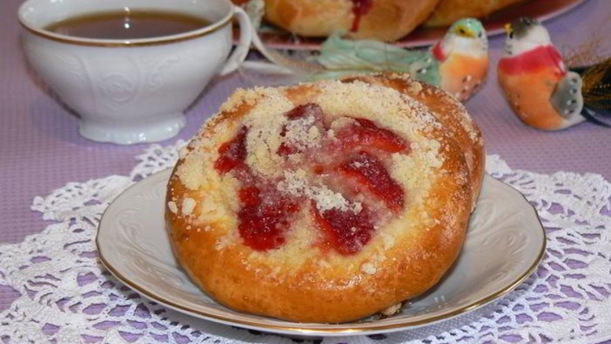 Рецепт булочек с брусникой, клубникой и штрейзелем