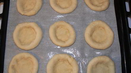 Рецепт булочек с брусникой, клубникой и штрейзелем