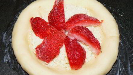 Рецепт булочек с брусникой, клубникой и штрейзелем