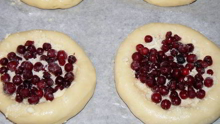 Рецепт булочек с брусникой, клубникой и штрейзелем