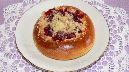 Рецепт булочек с брусникой, клубникой и штрейзелем