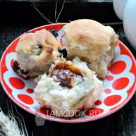 Рецепт Булочек с изюмом и сгущенкой
