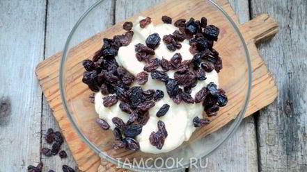 Рецепт булочек с изюмом и сгущенкой