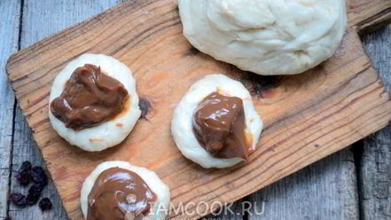 Рецепт булочек с изюмом и сгущенкой