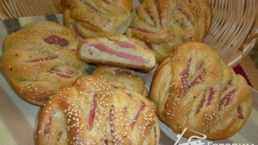 Рецепт булочек с колбасой