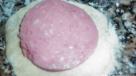 Рецепт булочек с колбасой