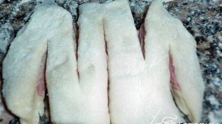 Рецепт булочек с колбасой