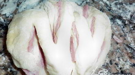 Рецепт булочек с колбасой