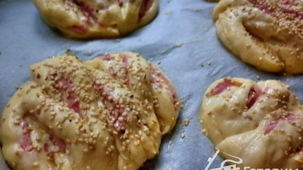 Рецепт булочек с колбасой