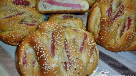 Рецепт булочек с колбасой