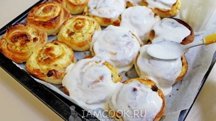 Рецепт булочек с творогом в сметанной заливке