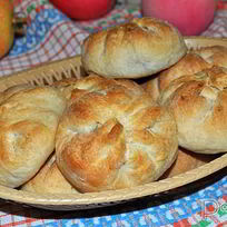Булочки с яблоками из слоеного теста
