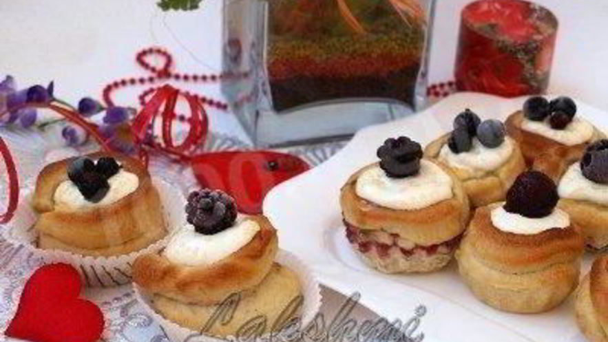 Рецепт булочек с ягодами и творожной начинкой