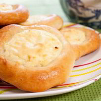 Дрожжевые ватрушки с творогом по-домашнему