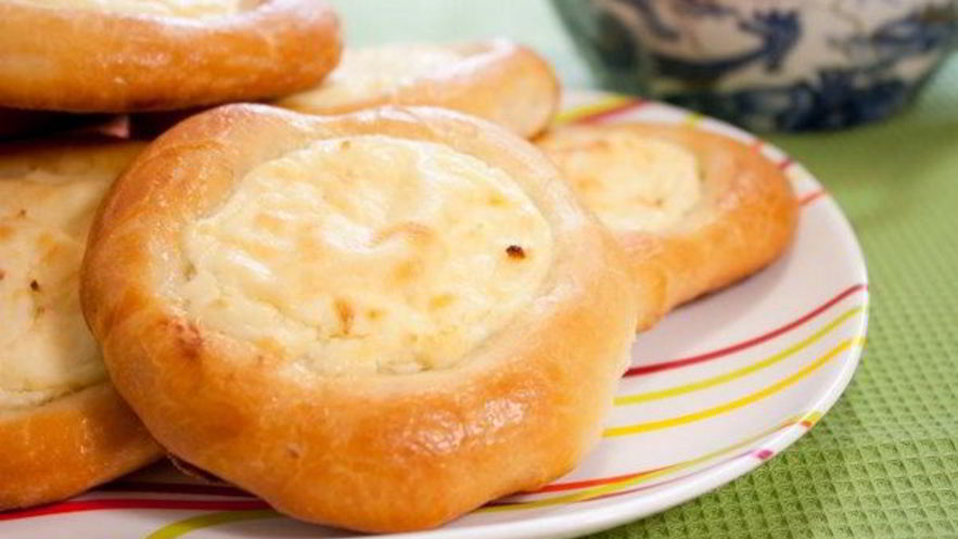 Рецепт дрожжевых ватрушек с творогом по-домашнему