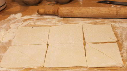 Рецепт французских круассанов с вишней и шоколадом