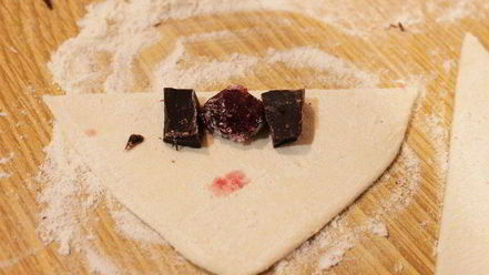 Рецепт французских круассанов с вишней и шоколадом