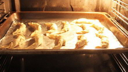 Рецепт французских круассанов с вишней и шоколадом