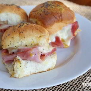 Рецепт Горячих булочек с ветчиной и сыром