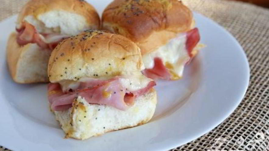 Рецепт горячих булочек с ветчиной и сыром