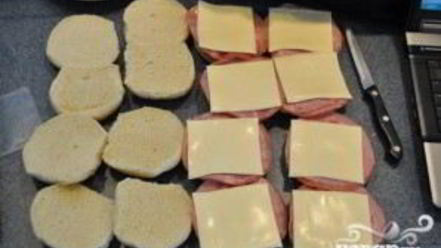 Рецепт горячих булочек с ветчиной и сыром