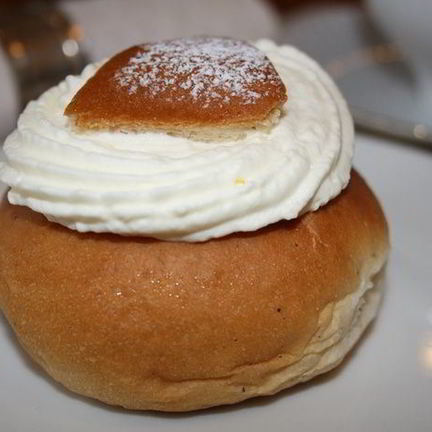 Рецепт Шведских булочек с кардамоном и сливками Семлур