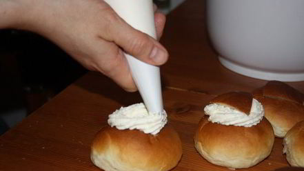 Рецепт шведских булочек с кардамоном и сливками семлур