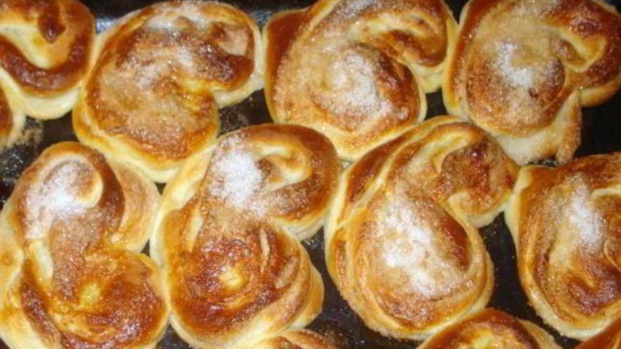 Рецепт сладких булочек сердечки с сахаром