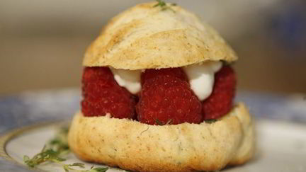 Рецепт Сливочных булочек с малиной