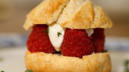 Рецепт сливочных булочек с малиной